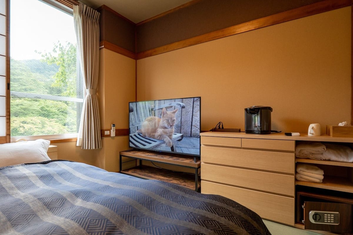 Ropa de cama de alta calidad y minibar con artículos gratuitos
