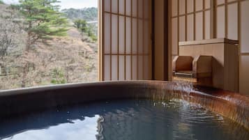 Zweibettzimmer, Nichtraucher (with private open-air bath) | Badezimmer | Designer-Toilettenartikel, Haartrockner, Hausschuhe, Handtücher