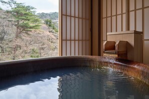 Un bain dans une source thermale, avec vue sur un paysage montagneux.