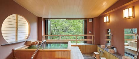 Chambre Double Deluxe, non-fumeurs (with private open-air bath) | Salle de bain | Articles de toilette de luxe, sĂšche-cheveux, chaussons