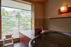 Artículos de tocador de diseñador, secador de pelo, pantuflas, toallas