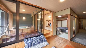 Habitación familiar, para no fumadores (with private open-air bath) | Ropa de cama de alta calidad y artículos del minibar gratis