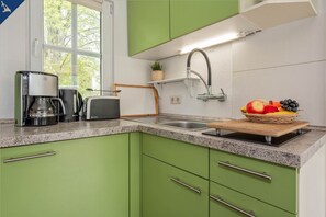 Kühlschrank, Herdplatte, Wasserkocher mit Kaffee-/Teezubehör, Toaster