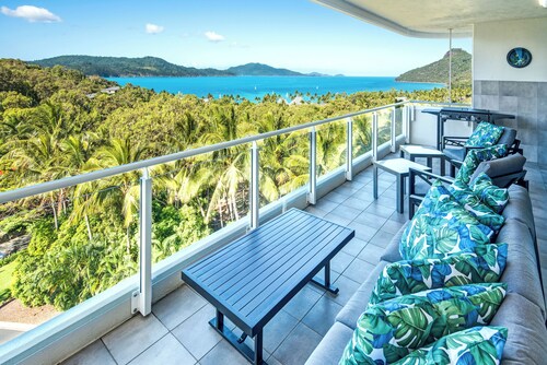 Yacht Harbour Tower 5 - central location, oceanviews, golf buggy and transfers