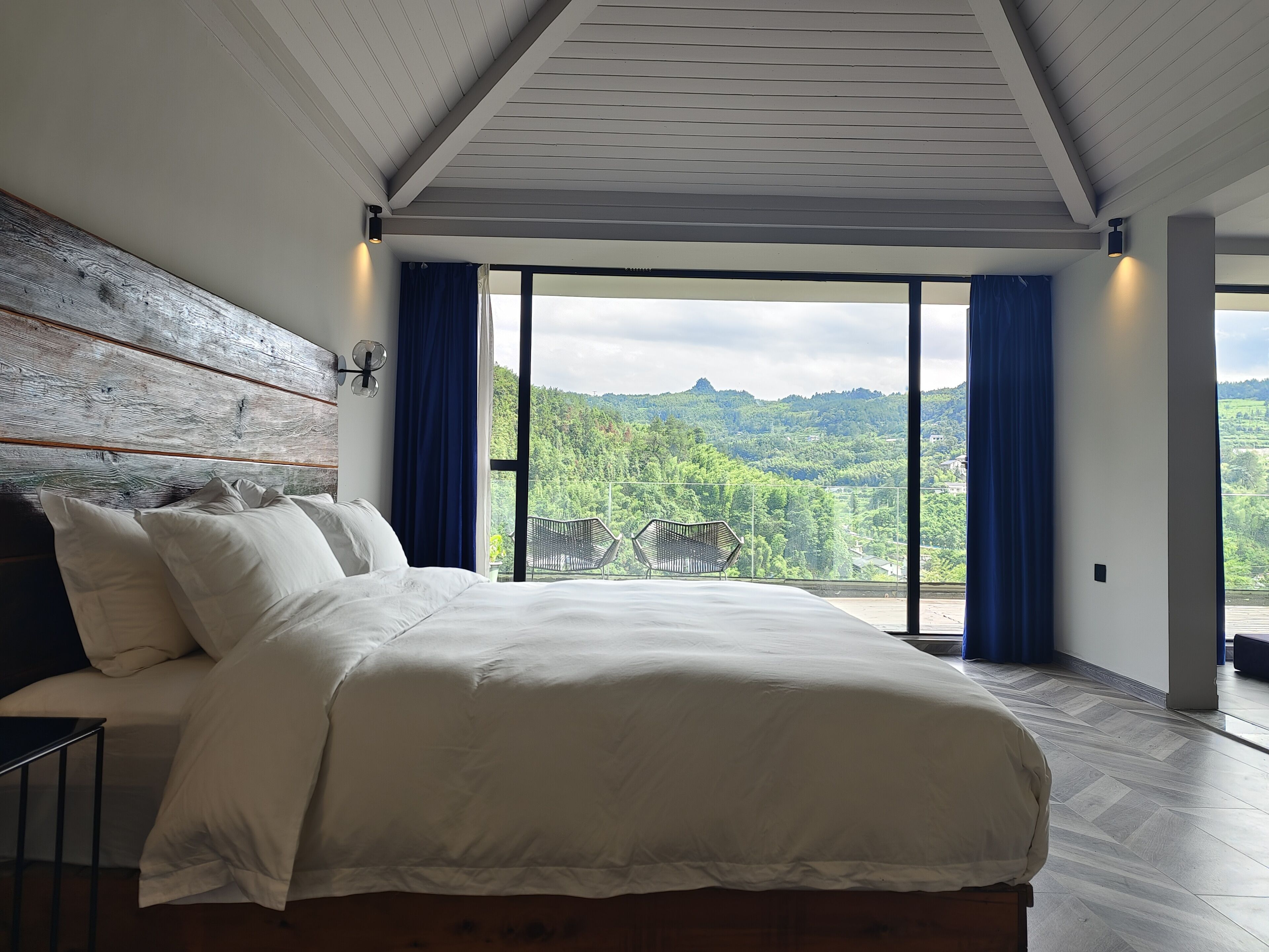 Deluxe Studio Suite | Premium bedding, down duvets, soundproofing, free WiFi