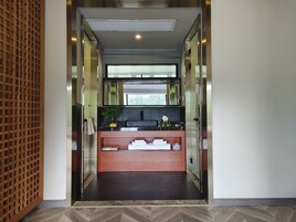 Deluxe Studio Suite | Premium bedding, down comforters, soundproofing, free WiFi