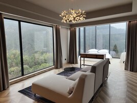 Panoramic Studio Suite | Premium bedding, down comforters, soundproofing, free WiFi