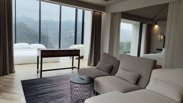 Panoramic Studio Suite | Premium bedding, down duvets, soundproofing, free WiFi