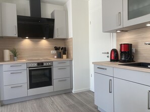Kühlschrank, Mikrowelle, Ofen, Herdplatte