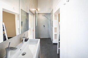 Badewanne, Haartrockner, Handtücher