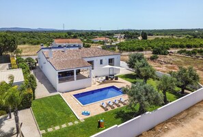 A house with a swimming pool, a fenced yard, and a view of the countryside. - Casa Gloria - Lovely farm house with private pool! (Alcantarilha)