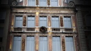 A historic building with a classical facade, large windows, and a central entrance with a canopy. - Hotel Mille Colonnes (Leuven)