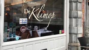 A restaurant window with the name 'De Klinoop' and a 'Welcome' sign. - Hotel Mille Colonnes (Leuven)