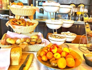 Free daily continental breakfast - Hotel Mille Colonnes (Leuven)