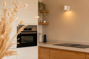 Wasserkocher mit Kaffee-/Teezubehör, Kühlschrank, Mikrowelle, Ofen