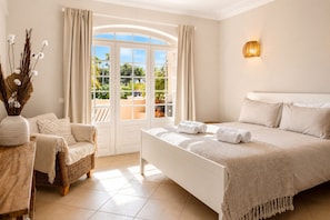 3 bedrooms, iron/ironing board, WiFi (free), bed sheets
