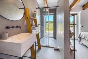 Bañera, secador de pelo y toallas