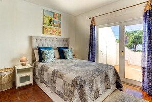 4 bedrooms, iron/ironing board, free WiFi, bed sheets