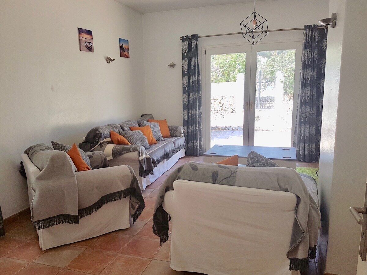 Una televisión, una chimenea