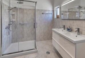 Dusche, Haartrockner, Handtücher