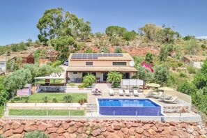 A modern house with a swimming pool, solar panels, and a patio area. - Villa Fuzeiros - Amazing villa in a green valley! (São Bartolomeu de Messines)