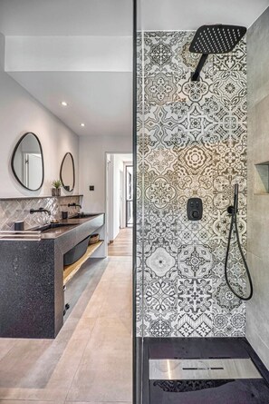 Shower, hair dryer, towels