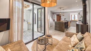 Un salon moderne avec un canapé, une table basse et une grande fenêtre.