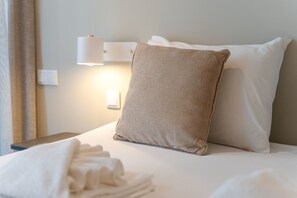 2 chambres, coffres-forts dans les chambres, fer et planche à repasser