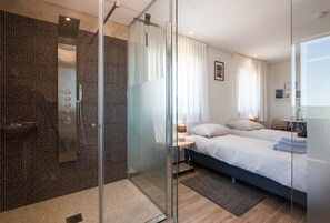 Een bad, een haardroger, een bidet, handdoeken