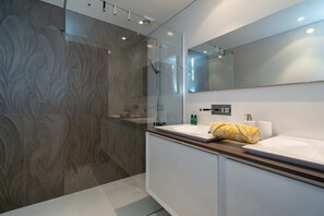 Dusche, Haartrockner, Handtücher