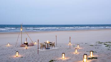 Playa privada, playa de arena blanca y camas de playa gratuitas