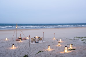 Privatstrand, weißer Sandstrand, Cabañas (kostenlos), Sonnenschirme