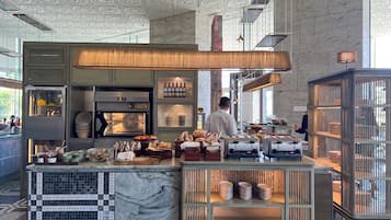 Daily buffet breakfast (VND 567000 per person)