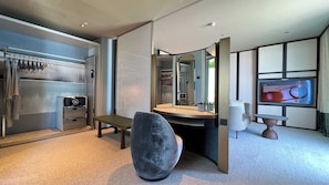 Premier Studio Suite, Partial Ocean View (1 KINGBED) | Premium bedding, minibar, desk, laptop workspace