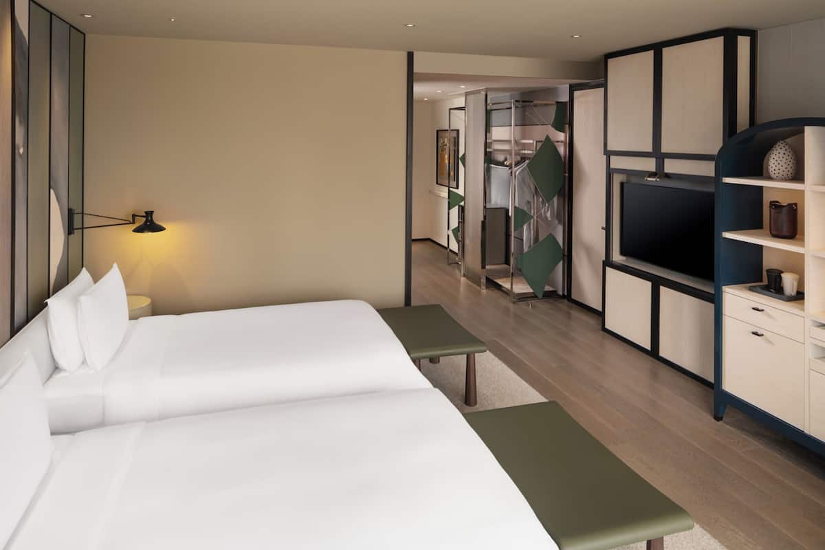 1 slaapkamer, luxe beddengoed, een minibar, een bureau