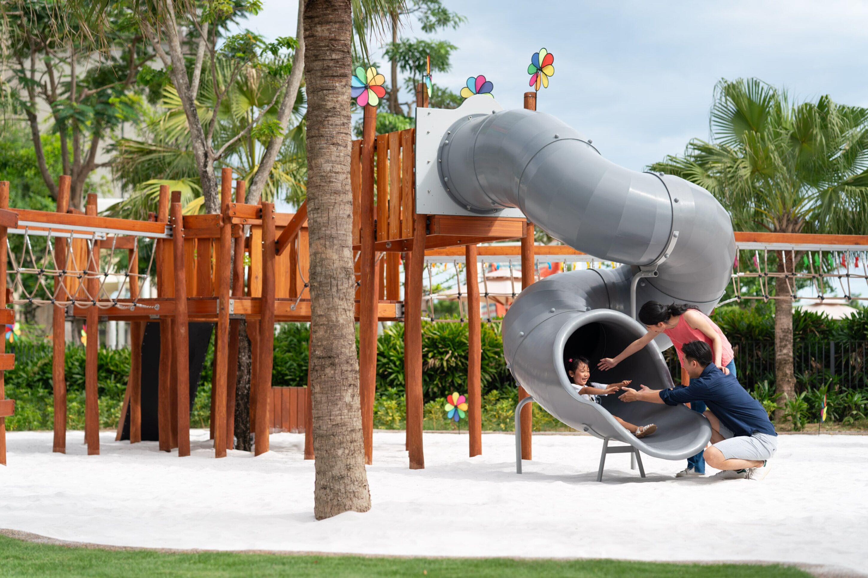 Une aire de jeux avec un toboggan et des structures d’escalade.