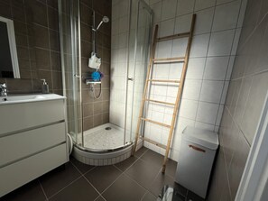 Hair dryer - Charming Apartment in Arcachon with Balcony, Private Parking & Nearby Attractions (Arcachon)