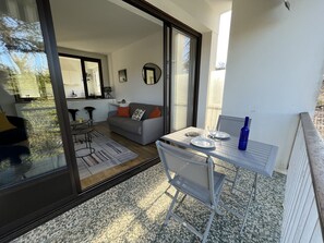 Outdoor dining - Charming Apartment in Arcachon with Balcony, Private Parking & Nearby Attractions (Arcachon)