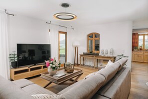 Smart-TV, Kamin, Bücher