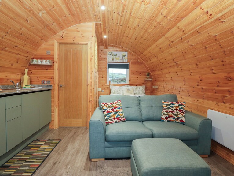 Beech, Romantic, With Hot Tub In Ulverston - Ulverston
