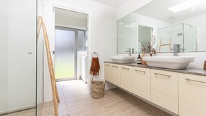 Baignoire, séchoir à cheveux