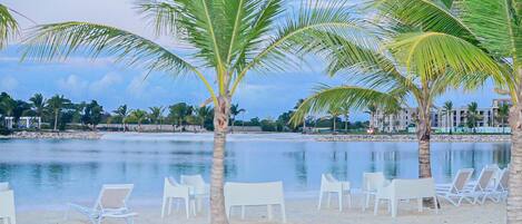 Chaises longues, serviettes de plage