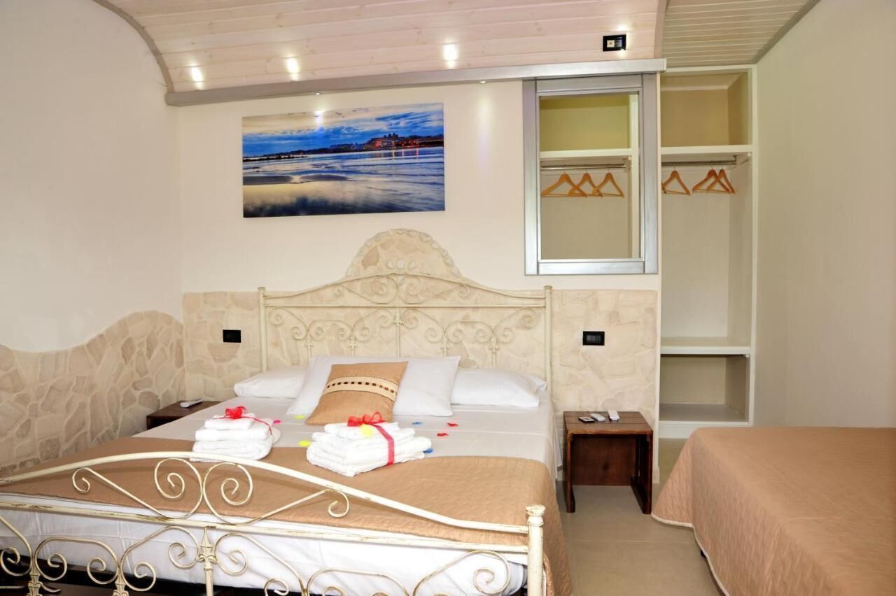 Minibar, desk, soundproofing, iron/ironing board