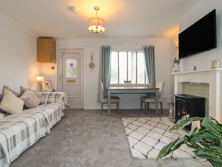 The Foxes Den, Pet Friendly, With A Garden In Tean - Cheshire