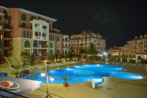 Una piscina al aire libre