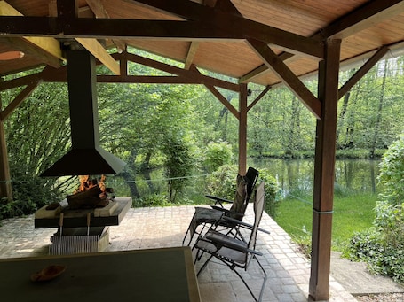 Outdoor dining. Nature Retreat: Lakeside Chalet with Fishing and Scenic Views