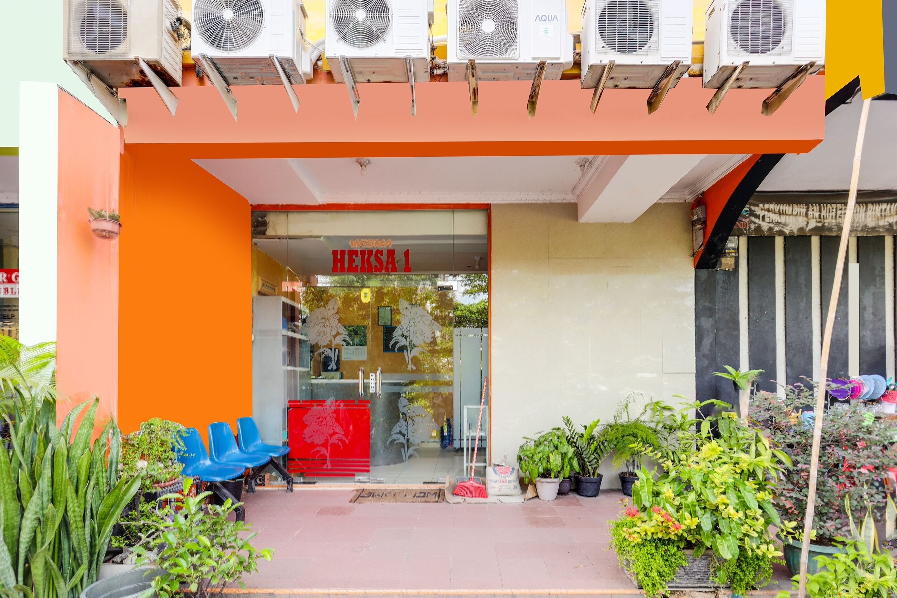 A storefront with a red sign reading "HEKSA 1".