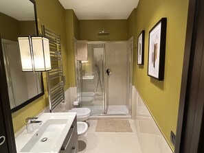 Sèche-cheveux, bidet, serviettes fournies, savon