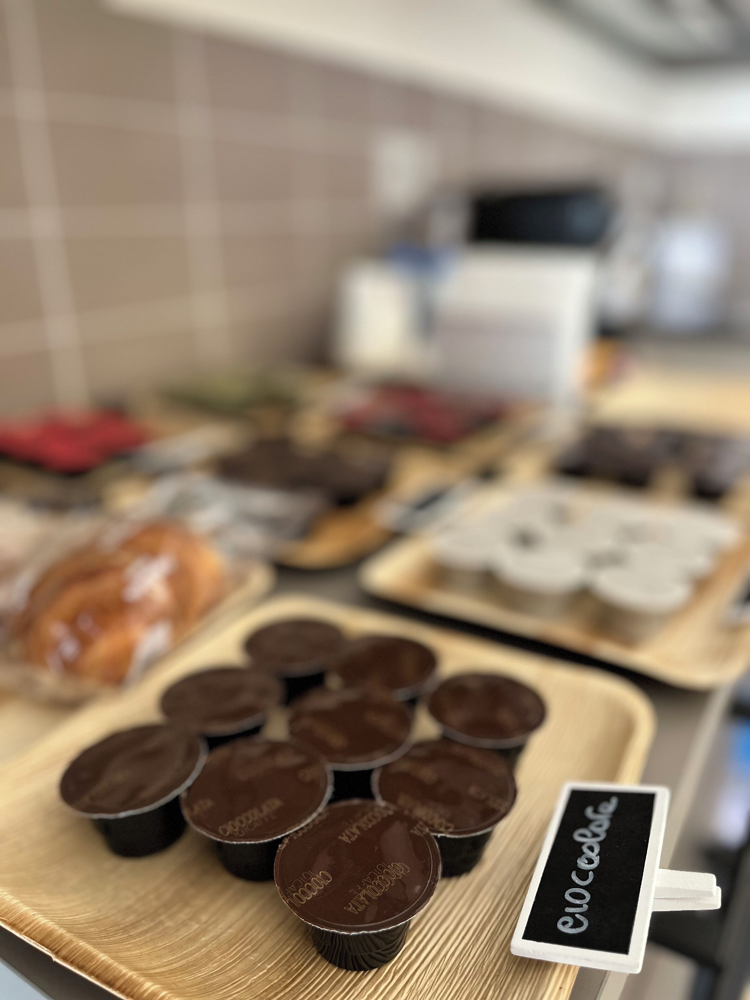 Een schaal met chocoladebekers en een bordje met de tekst 'Cocoa'.