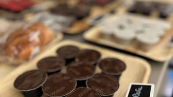 Een schaal met chocoladebekers en een bordje met de tekst 'Cocoa'.